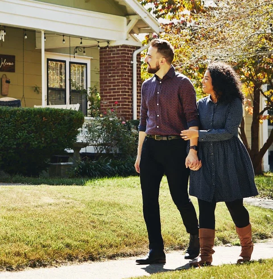 couple-looking-at-houses