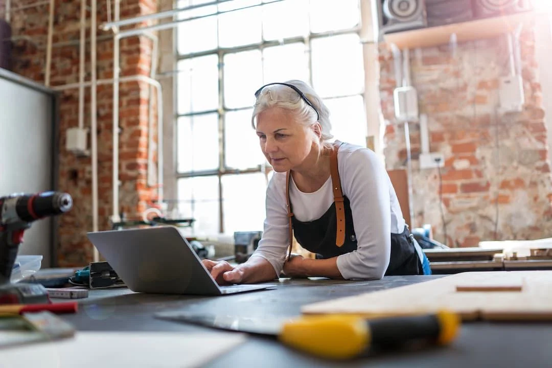 Woman woriking on computer in her shop.